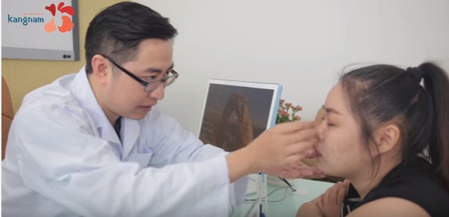 Bác sĩ kangnam thăm khám tư vấn cho khách hàng chữa sụp mí bẩm sinh
