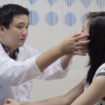 Bệnh sụp mí mắt bẩm sinh của Thủy Tiên chữa như thế nào? – Chỉ định từ chuyên gia