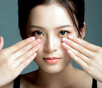 Mắt sụp mí nên đi cắt mí mắt hay bấm mí ?